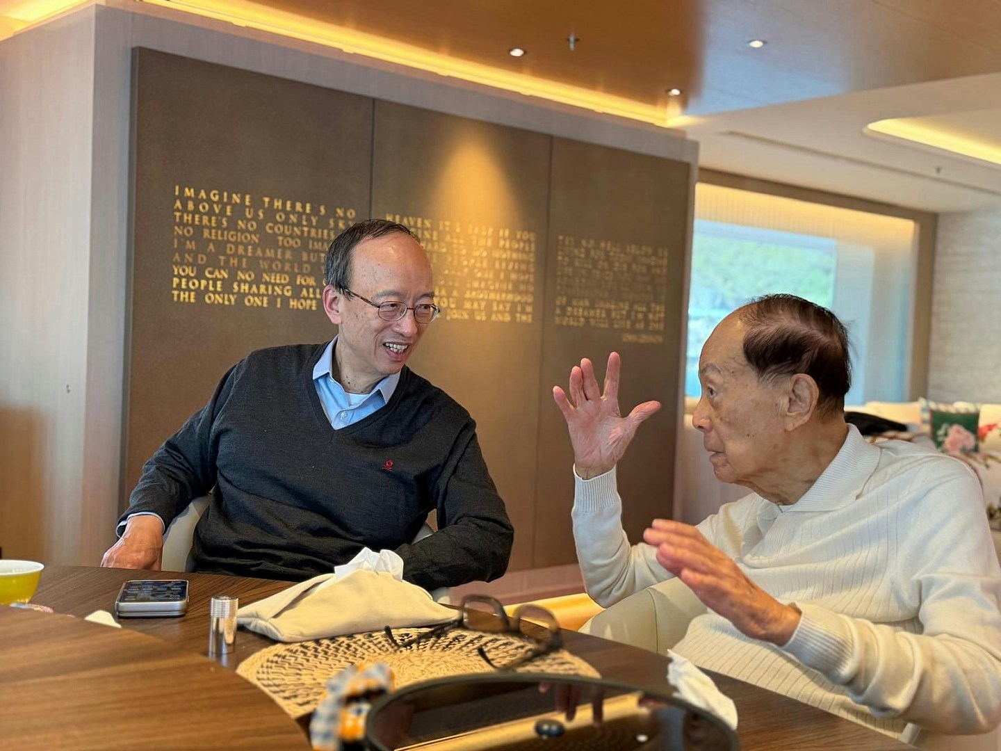 李嘉诚现身辟谣！前日手舞足蹈打边炉，与医生讨论医疗科技突破（组图） - 2