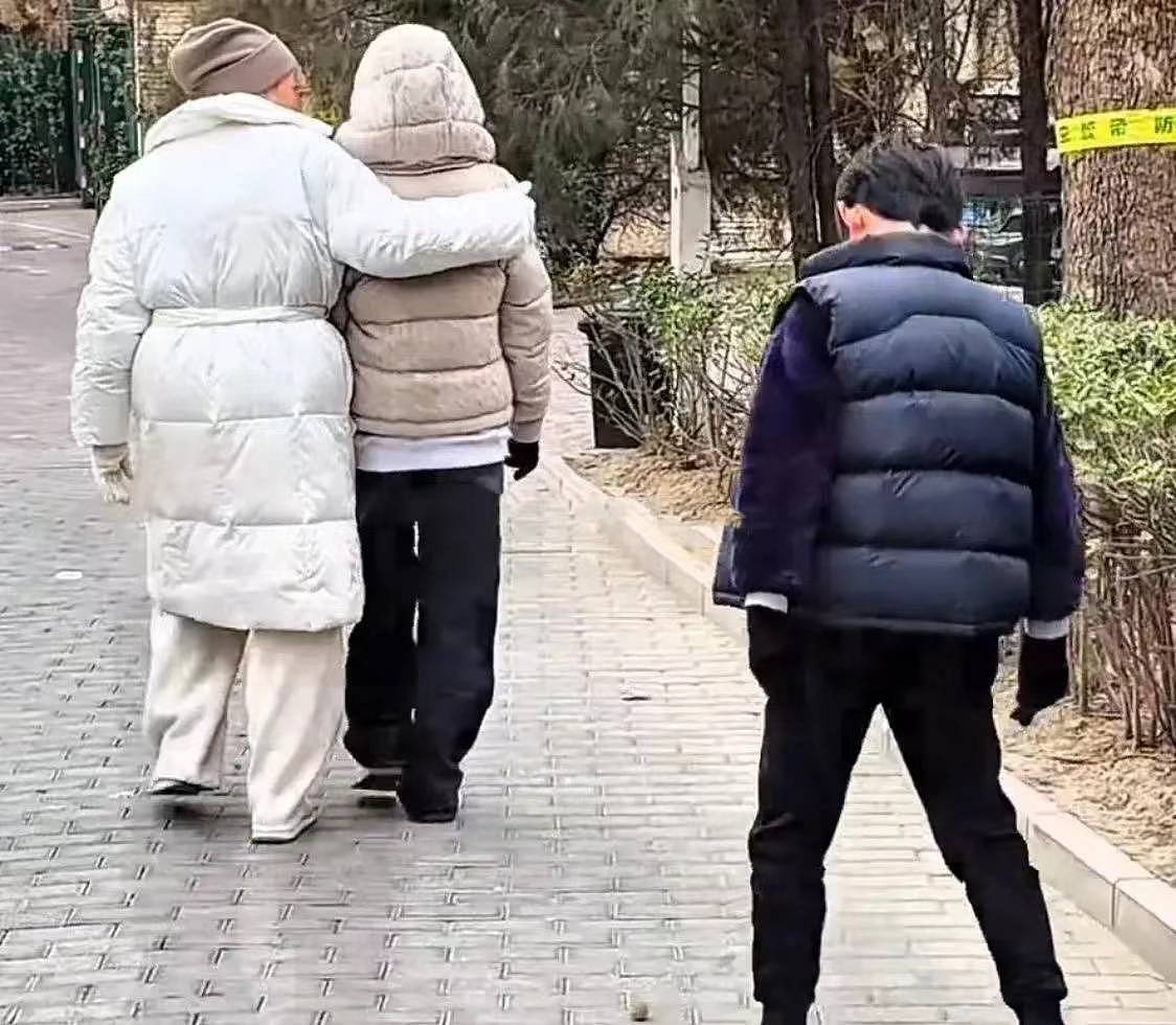 大S雕像不像引发热议，两个孩子和爸爸广州游（组图） - 11
