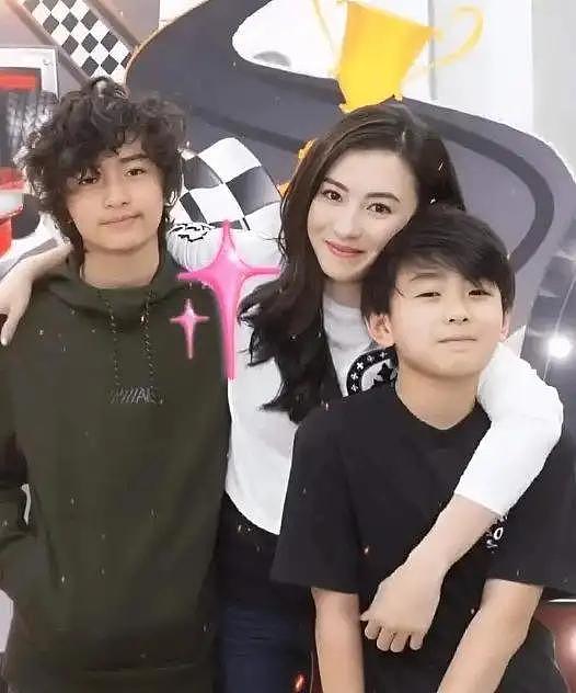 张柏芝带大儿子澳洲度假,18岁Lucas又高又帅,母子俩逛街好温馨(组图) - 8