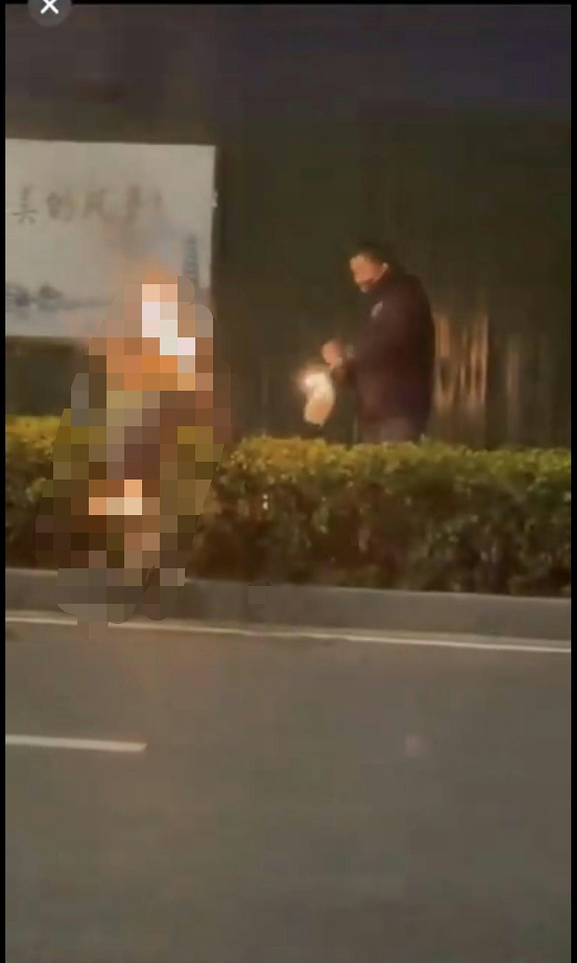 网传扬州男子自制喷火器，当街烧死“奸夫”！事后淡定吸烟（视频/组图） - 4