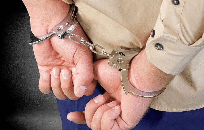 英国美女狱警，与重刑犯多次发生不正当关系（组图） - 2