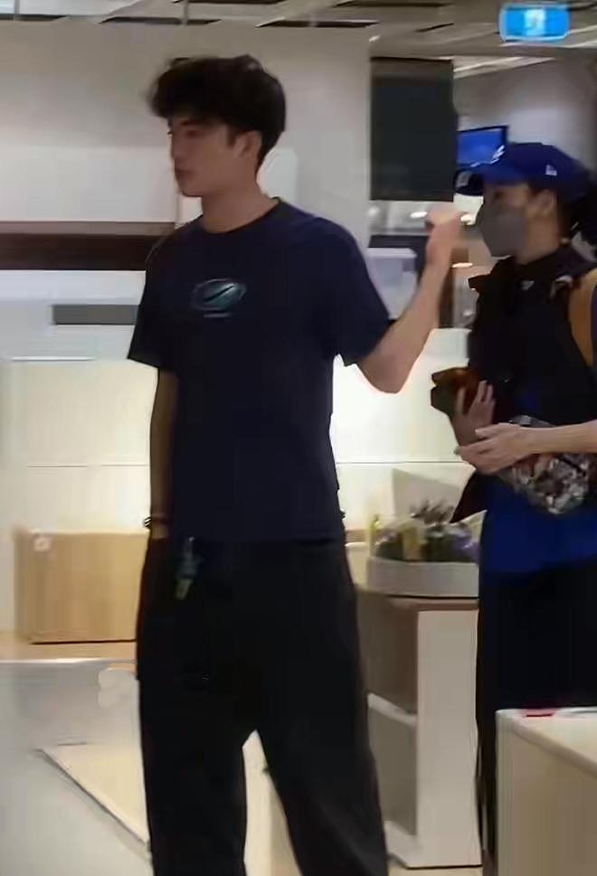 张柏芝带大儿子澳洲度假,18岁Lucas又高又帅,母子俩逛街好温馨(组图) - 2