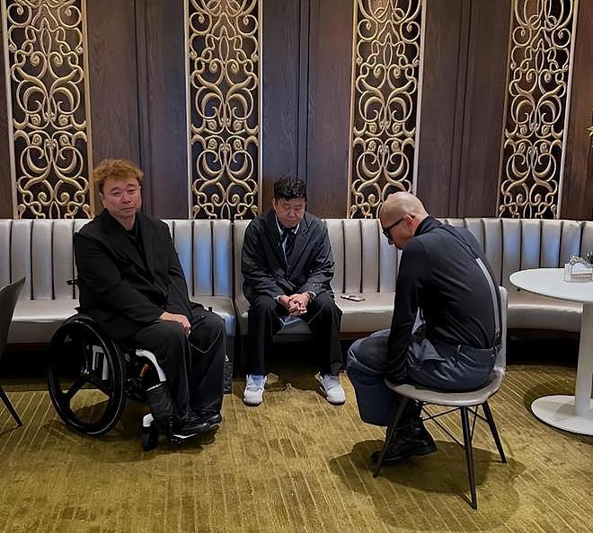 姜元来在大S墓碑前哭泣，具俊晔与朋友互相拥抱（组图） - 5