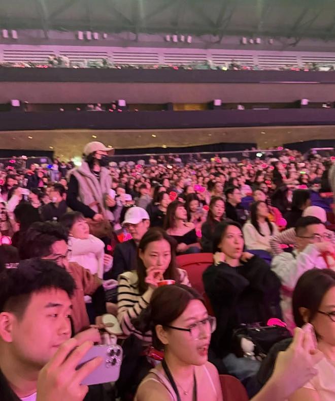 61岁影后张曼玉回港低调看演唱会,离婚23年近年化身迷妹追星族(组图) - 5