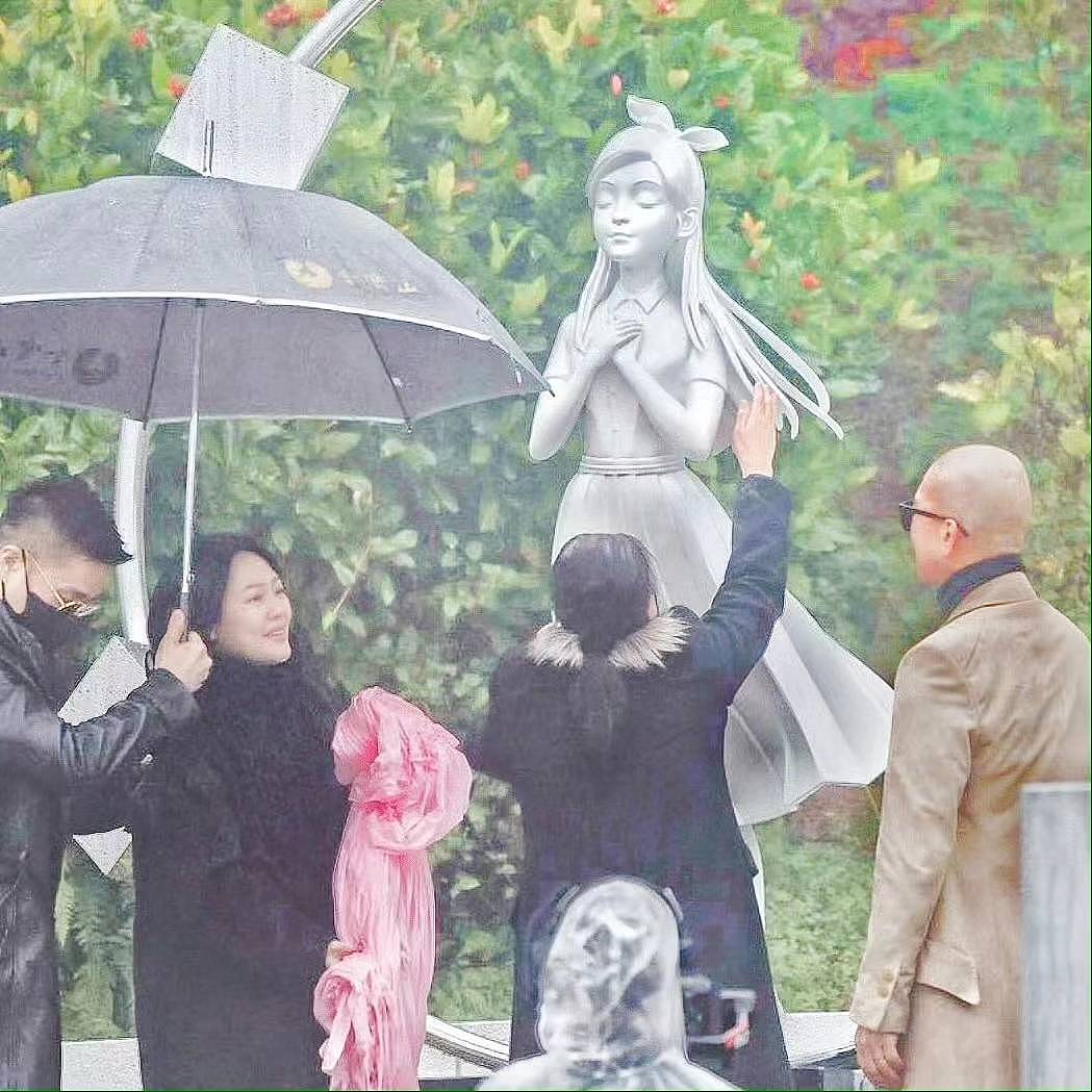 大S雕像不像引发热议，两个孩子和爸爸广州游（组图） - 3