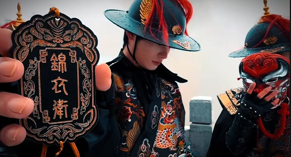 猛男经济！精壮锦衣卫抱“公主”上山，洛阳老君山陪爬月入¥5万（视频/组图） - 5
