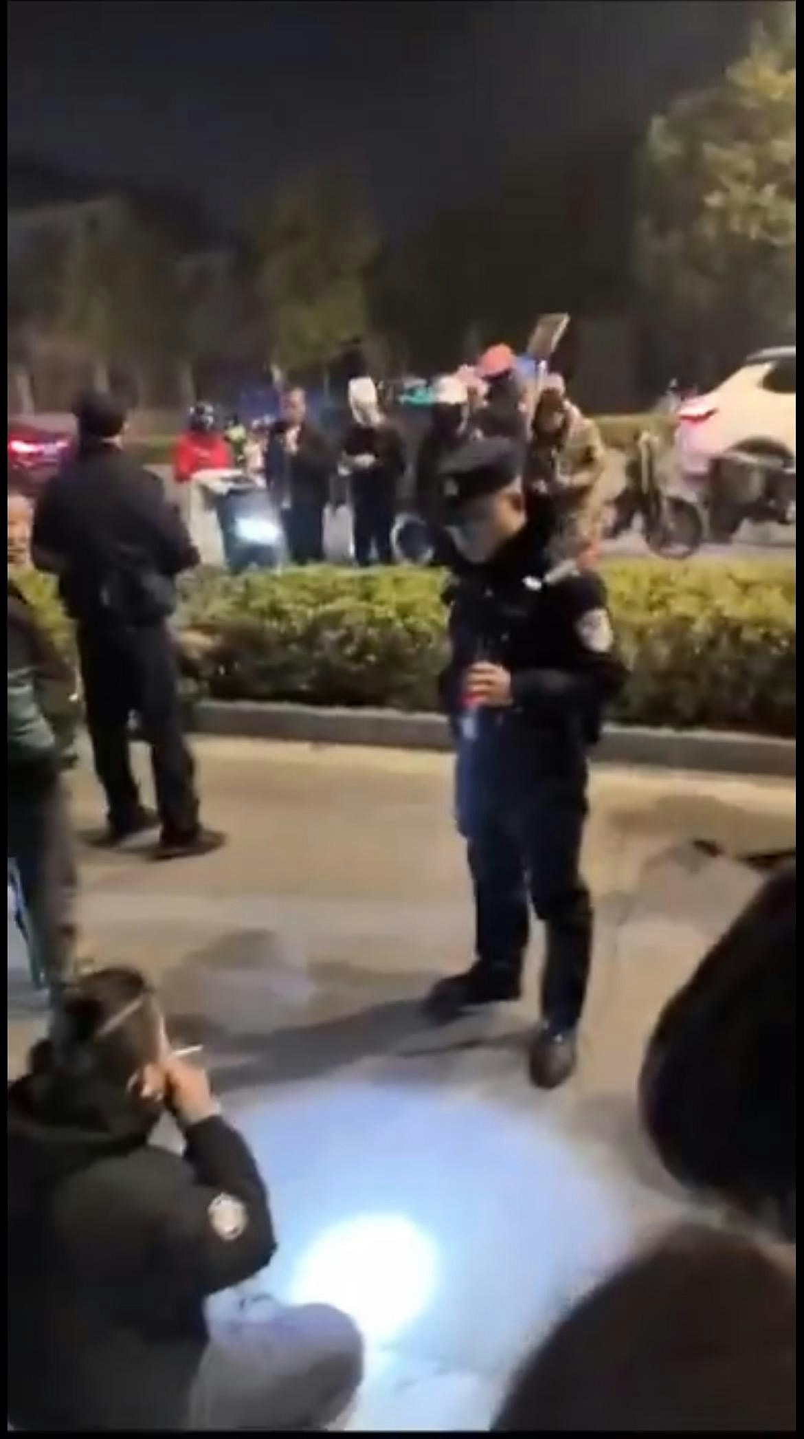 网传扬州男子自制喷火器，当街烧死“奸夫”！事后淡定吸烟（视频/组图） - 9