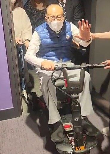 李嘉诚现身辟谣！前日手舞足蹈打边炉，与医生讨论医疗科技突破（组图） - 3