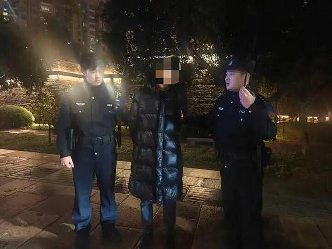 男子深夜抢走绍兴金店150多克黄金饰品,逃了5分钟落网!“我没钱过年,黄金现在很值钱……”(组图) - 2
