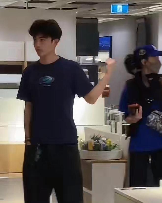 张柏芝带大儿子澳洲度假,18岁Lucas又高又帅,母子俩逛街好温馨(组图) - 1