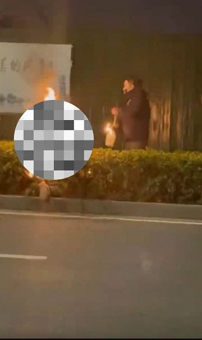 网传扬州男子自制喷火器，当街烧死“奸夫”！事后淡定吸烟（视频/组图） - 3