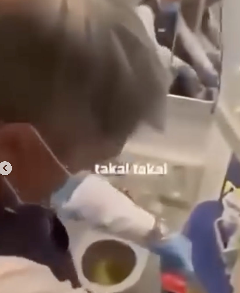长途客机11个厕所全坏，机组人员一路手动舀屎！求心理阴影面积…（组图） - 7