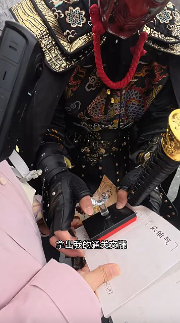 猛男经济！精壮锦衣卫抱“公主”上山，洛阳老君山陪爬月入¥5万（视频/组图） - 2