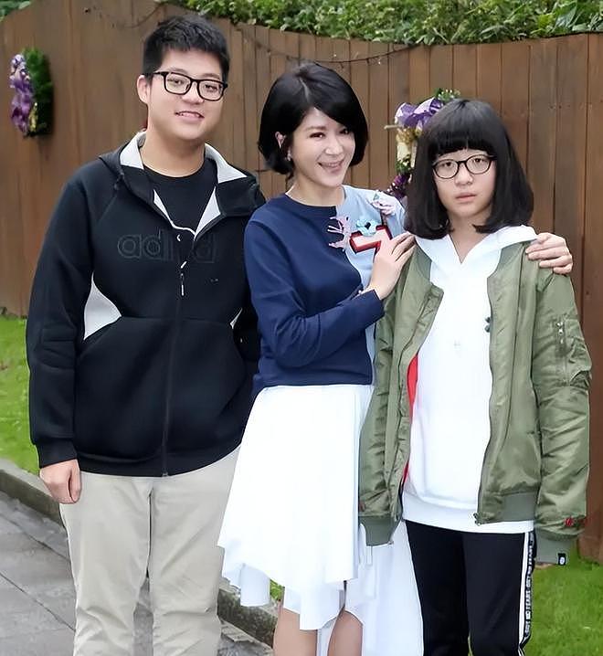 袁惟仁的婚姻：离婚时留给前妻百万巨债，瘫痪后一双儿女拒绝照顾（组图） - 7