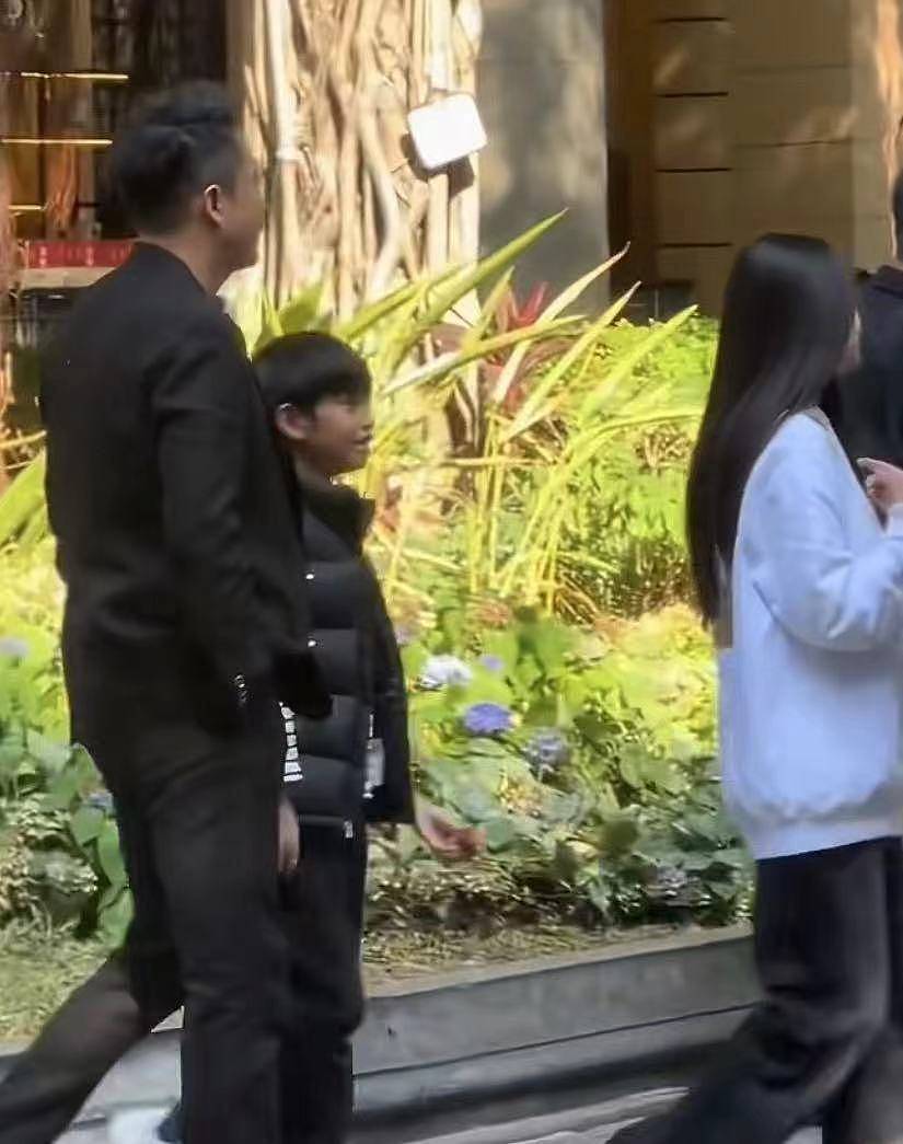 大S雕像不像引发热议，两个孩子和爸爸广州游（组图） - 9