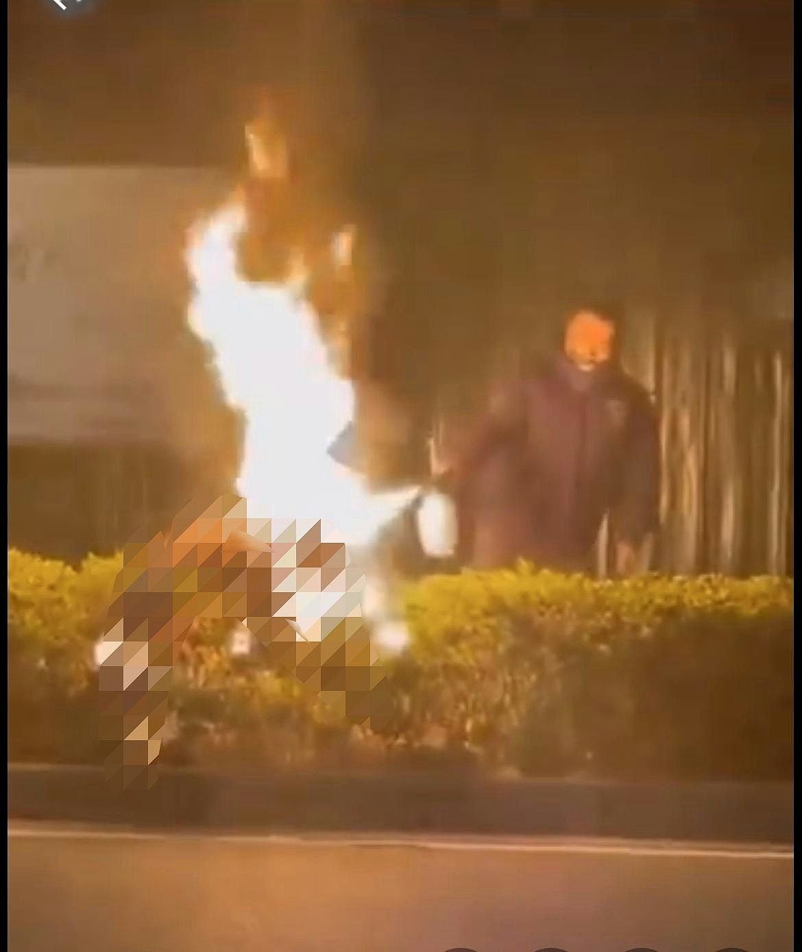 网传扬州男子自制喷火器，当街烧死“奸夫”！事后淡定吸烟（视频/组图） - 2