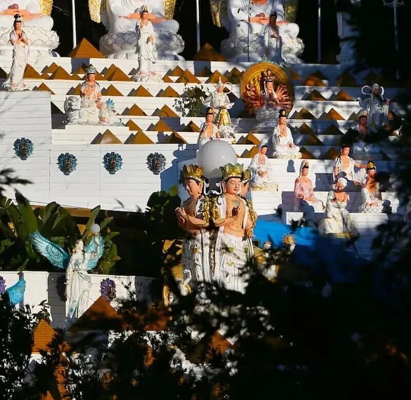密密麻麻全是佛像！神秘华人女富商买下海景豪宅，爆改后院，邻居吓坏了...（组图） - 5