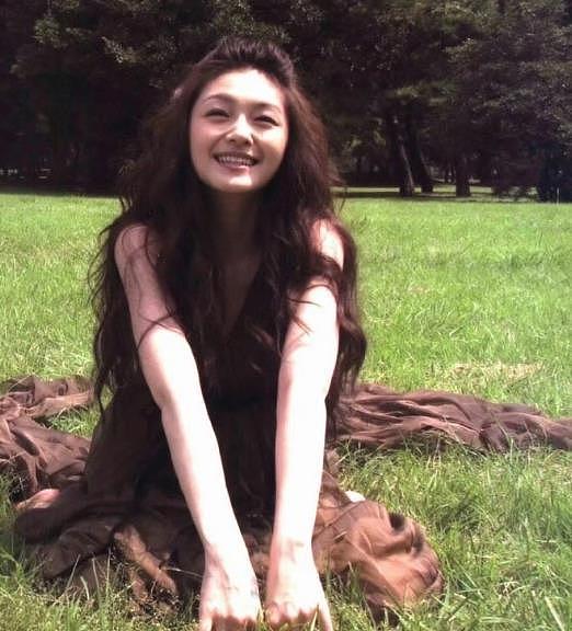 小S、范晓萱、吴佩慈、范玮琪在大S墓碑前献花，画面感人落泪（组图） - 14