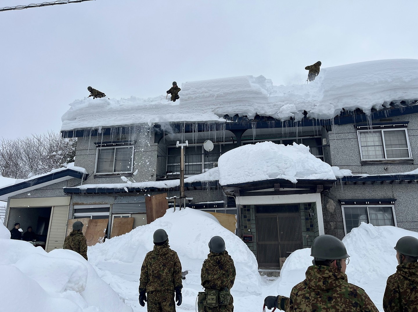 日本暴雪35死393伤！自卫队协助清理积雪，预测本周末再有大雪（组图） - 8
