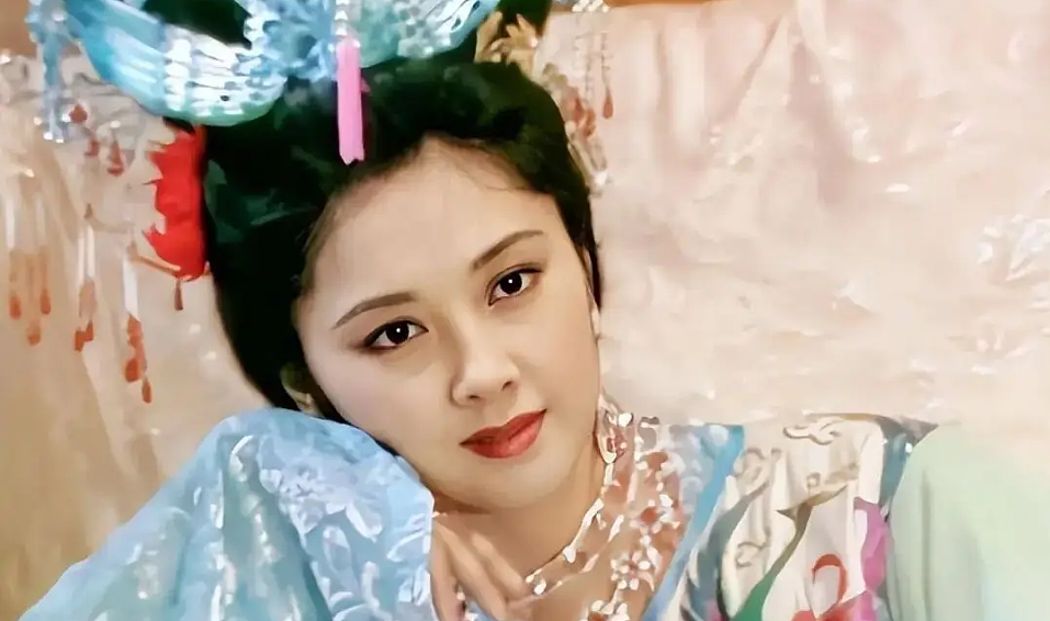 最美“女儿国国王”活的太通透！53岁二婚嫁对人，无儿无女，被老公宠了近20年（组图） - 1