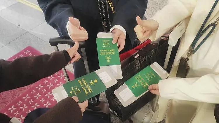 上海机场惊人一幕：7名中东游客托运40多个行李箱！外国人在华买疯了（组图） - 1