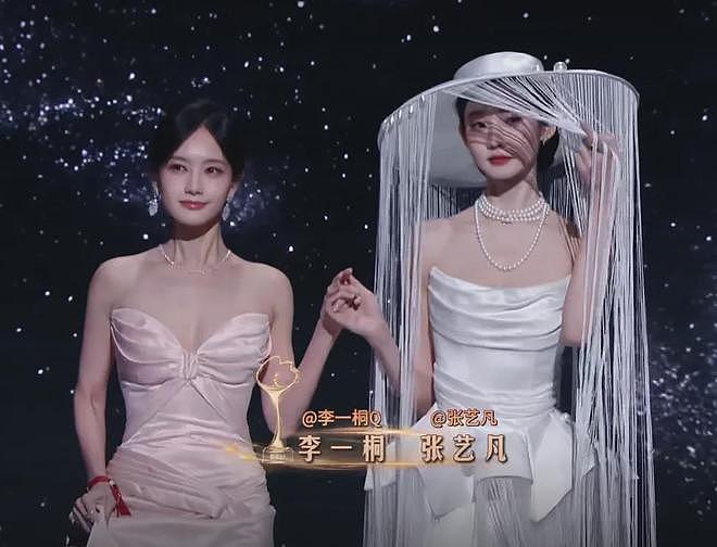 微博之夜红毯像赶集!明星抢位玩偶救场,男明星穿内增高平地摔(组图) - 5