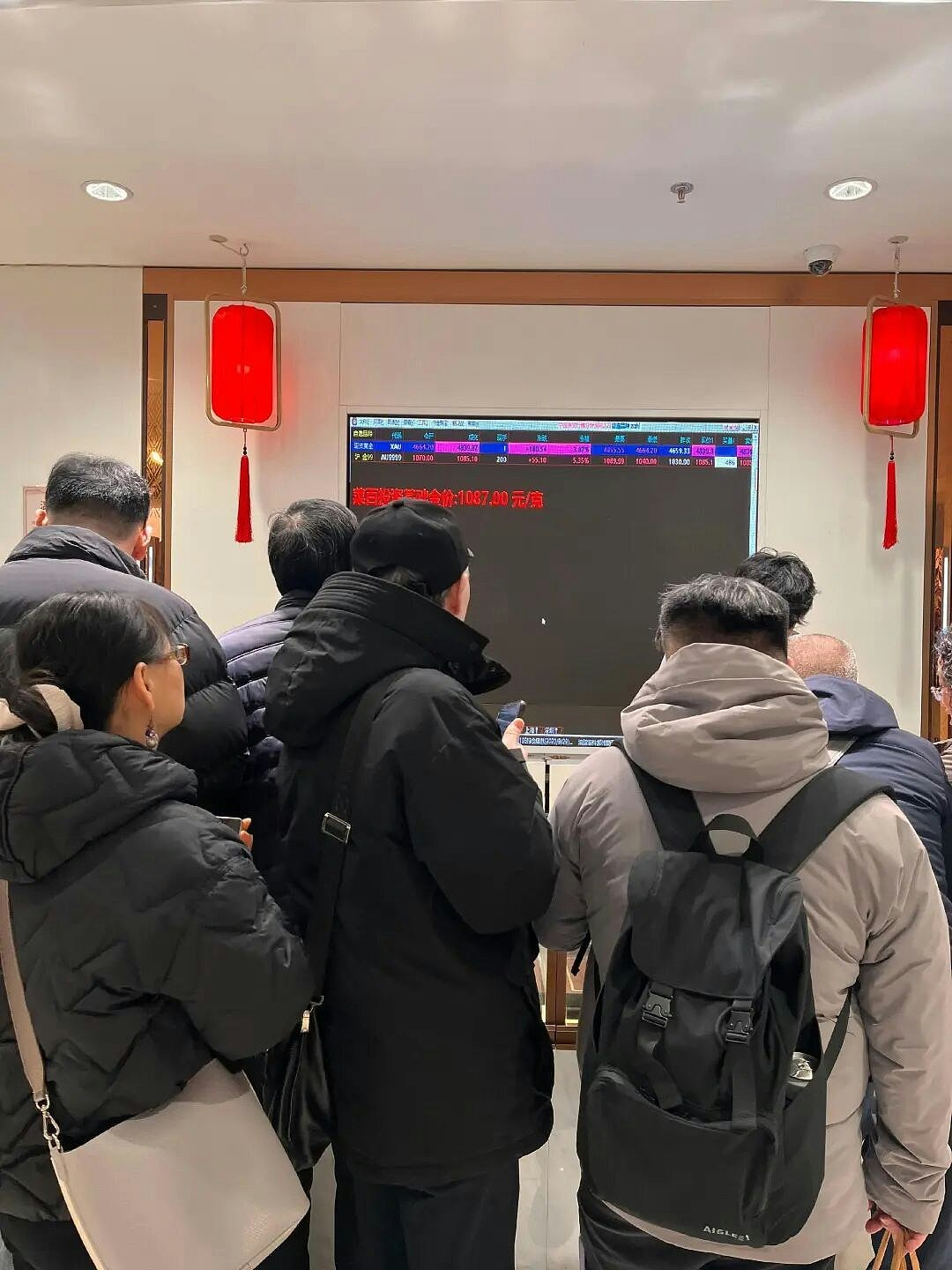 金价反弹内地现抢金潮！消费者逼爆金舖，北京缺货惹阿伯怒吼（组图） - 4