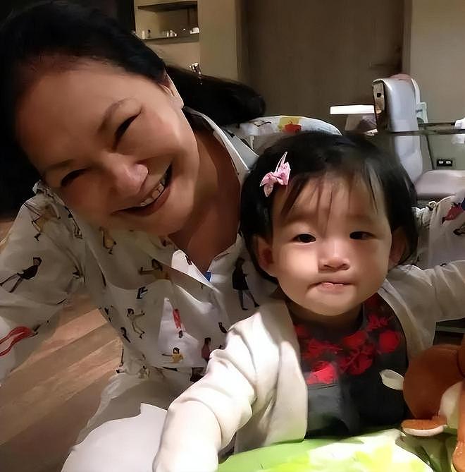 细看大S雕像“重生”仪式玥儿什么都懂!最新露面穿黑衣服,表情严肃显哀伤(组图) - 9