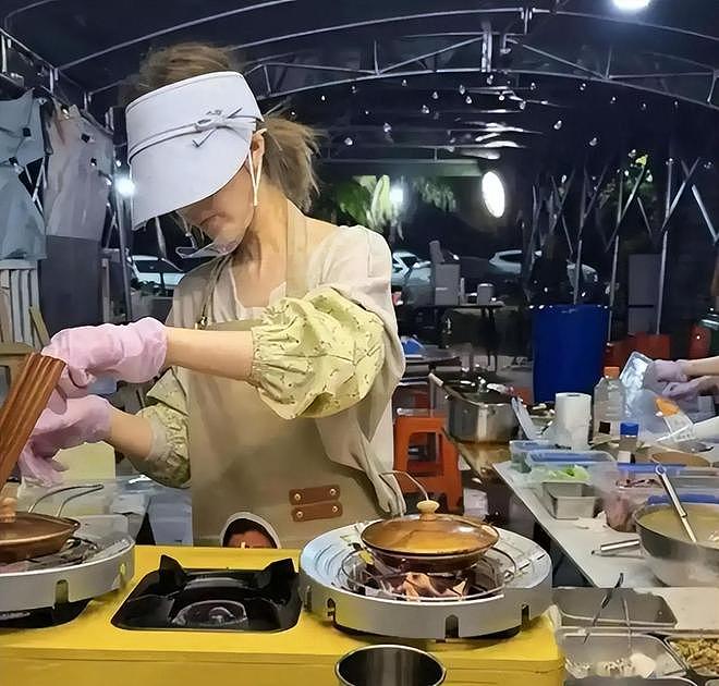 27岁赵露思海南摆地摊！被迫去体检，护士让拿棉签在屁股滚两圈（组图） - 2