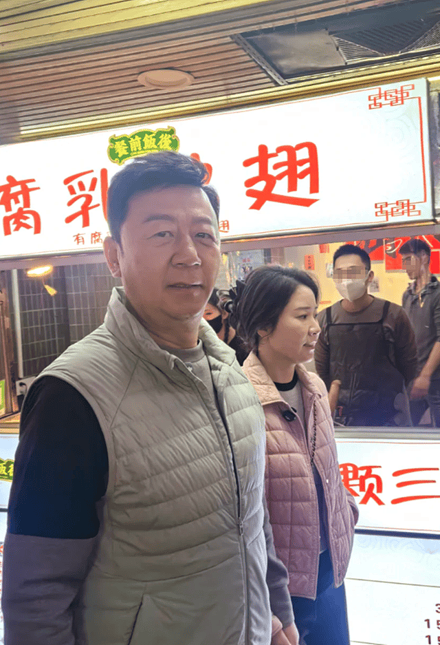 郭涛夫妇逛市场,妻子比梅婷还小9岁,打理几家美发店漂亮又能干(组图) - 2