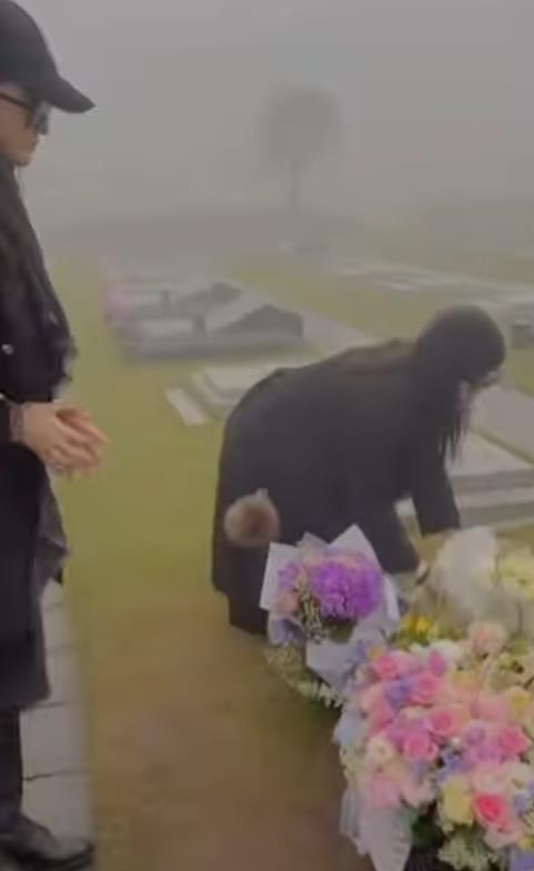 小S、范晓萱、吴佩慈、范玮琪在大S墓碑前献花，画面感人落泪（组图） - 3