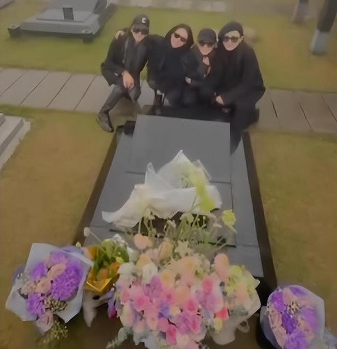 小S、范晓萱、吴佩慈、范玮琪在大S墓碑前献花，画面感人落泪（组图） - 10