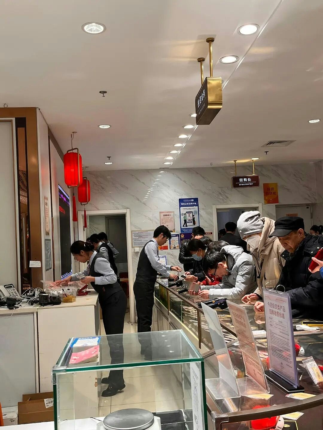 金价反弹内地现抢金潮！消费者逼爆金舖，北京缺货惹阿伯怒吼（组图） - 5