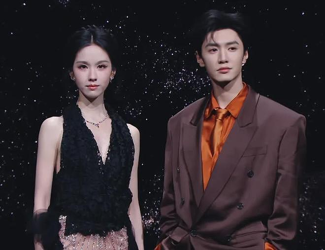 微博之夜红毯像赶集!明星抢位玩偶救场,男明星穿内增高平地摔(组图) - 20