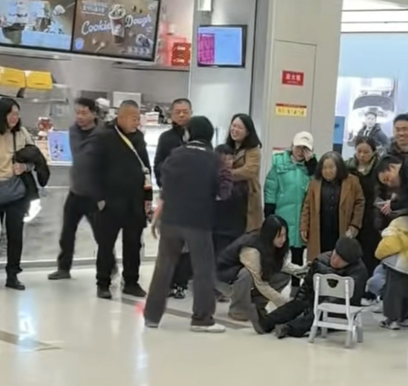 成都商场机械人表演撞伤围观老人,人机双双倒地视频曝!网友:科技与道德伦理碰撞(视频/组图) - 2