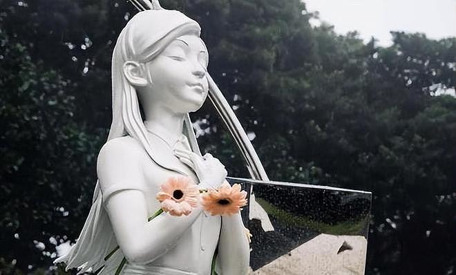 小S、范晓萱、吴佩慈、范玮琪在大S墓碑前献花，画面感人落泪（组图） - 1