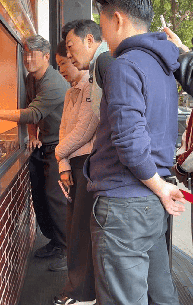 郭涛夫妇逛市场,妻子比梅婷还小9岁,打理几家美发店漂亮又能干(组图) - 1