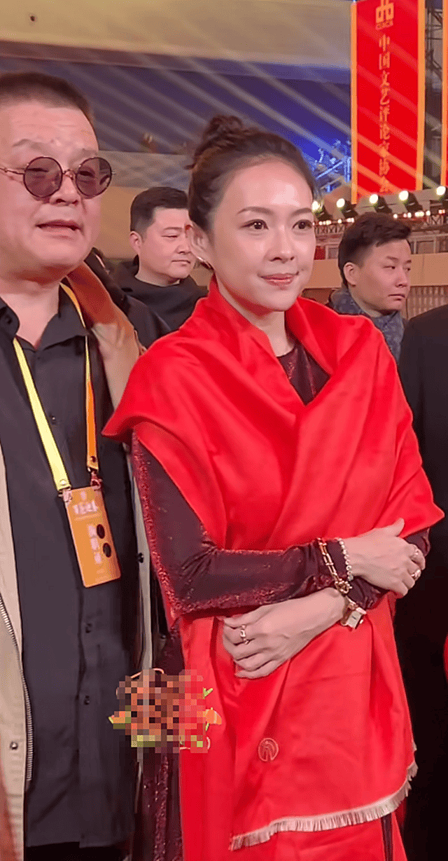 章子怡与师弟吃火锅,医美后遗症出来了...(组图) - 5