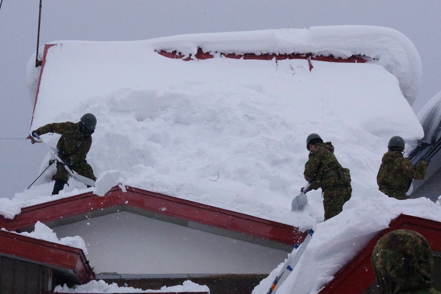 日本暴雪35死393伤！自卫队协助清理积雪，预测本周末再有大雪（组图） - 6