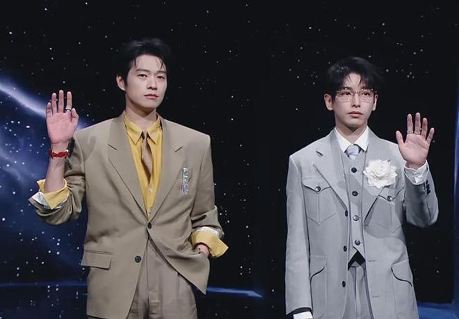微博之夜红毯像赶集!明星抢位玩偶救场,男明星穿内增高平地摔(组图) - 19