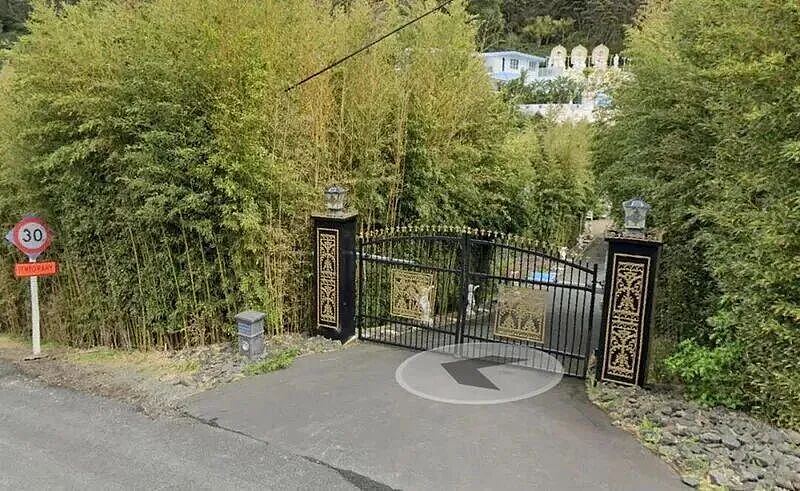 密密麻麻全是佛像！神秘华人女富商买下海景豪宅，爆改后院，邻居吓坏了...（组图） - 7