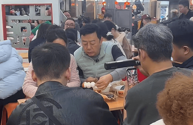郭涛夫妇逛市场,妻子比梅婷还小9岁,打理几家美发店漂亮又能干(组图) - 9