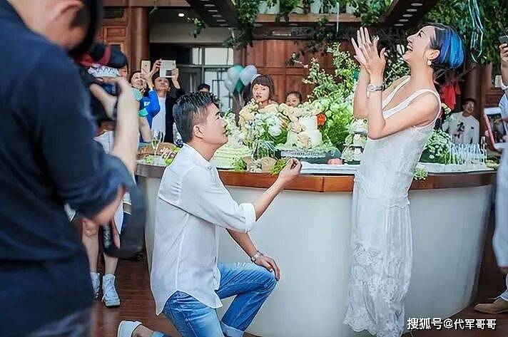 他一婚娶演员江珊，二婚娶小16岁富婆，如今61岁活成人生赢家（组图） - 7