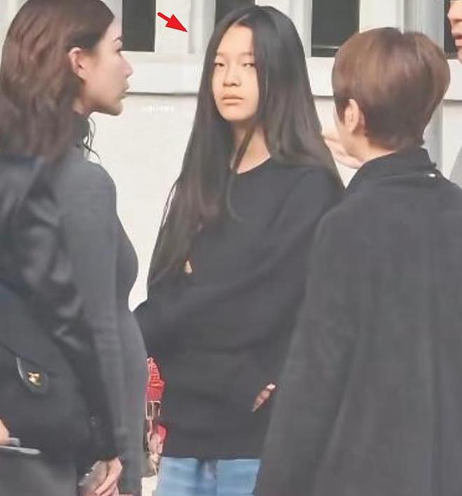 细看大S雕像“重生”仪式玥儿什么都懂!最新露面穿黑衣服,表情严肃显哀伤(组图) - 4
