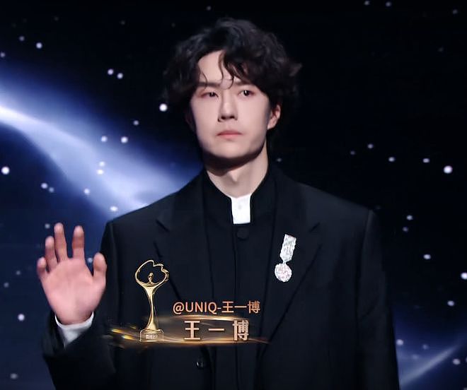 微博之夜红毯像赶集!明星抢位玩偶救场,男明星穿内增高平地摔(组图) - 2