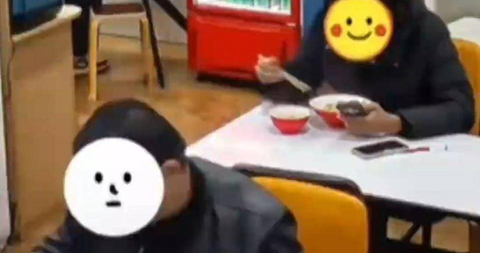 两男子饭店用餐紧盯手机,结果悲剧了…店员笑翻(视频/图) - 1
