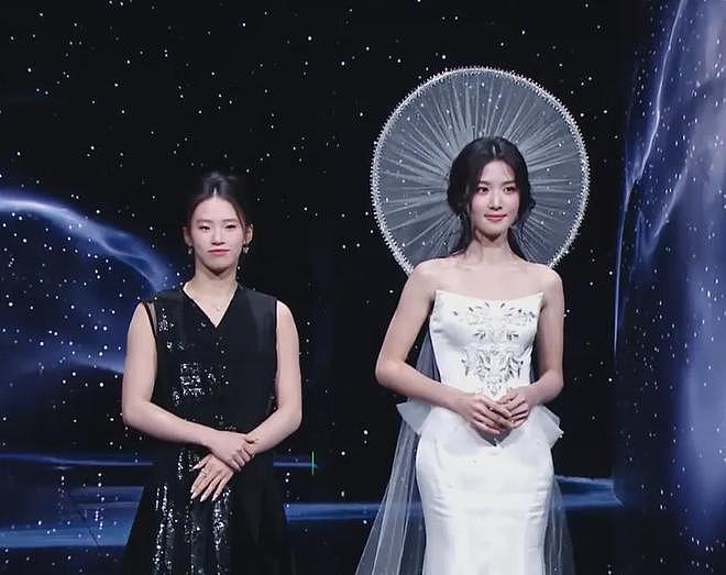 微博之夜红毯像赶集!明星抢位玩偶救场,男明星穿内增高平地摔(组图) - 7