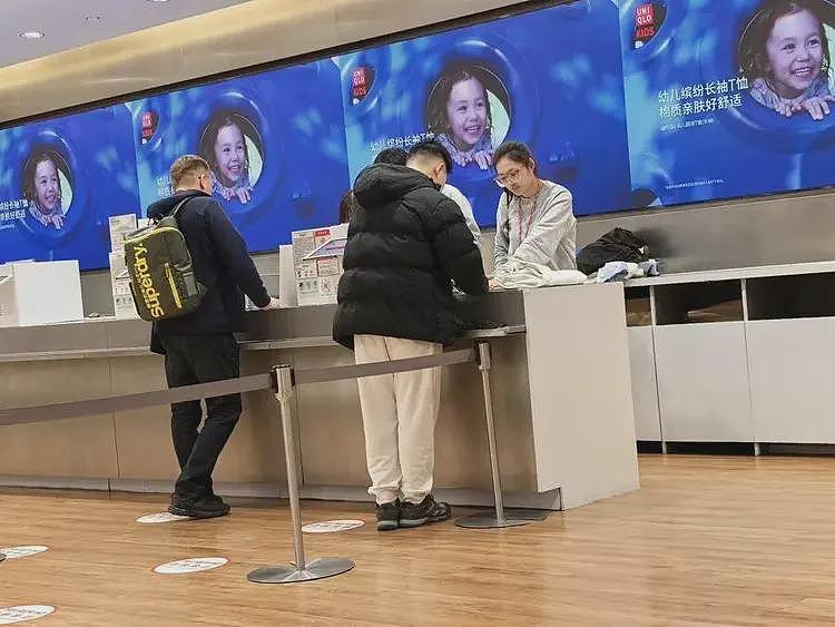 上海机场惊人一幕：7名中东游客托运40多个行李箱！外国人在华买疯了（组图） - 3