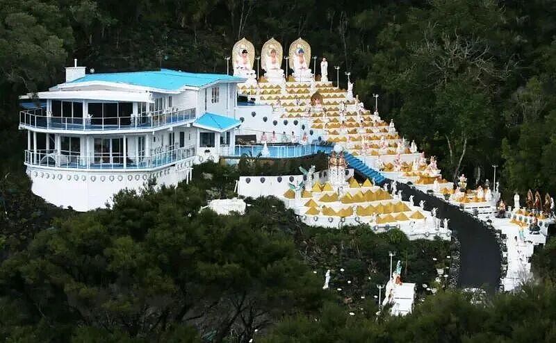 密密麻麻全是佛像！神秘华人女富商买下海景豪宅，爆改后院，邻居吓坏了...（组图） - 1