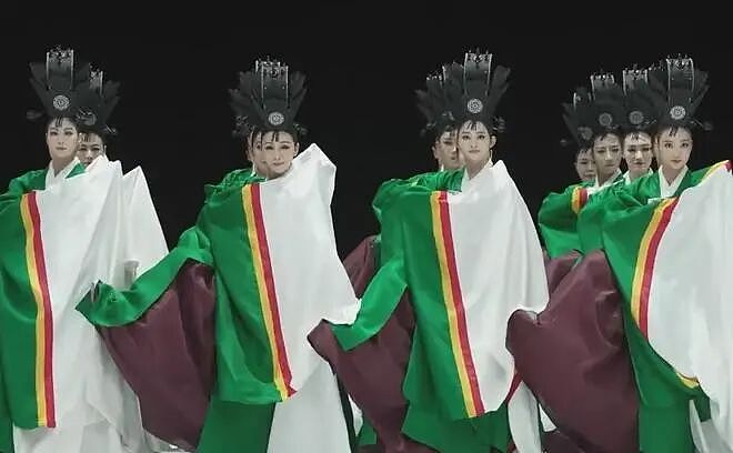 太离谱了!韩国舞剧被指抄袭《只此青绿》,还得了国际大奖!网友:你的奖杯,我的影子?(组图) - 3